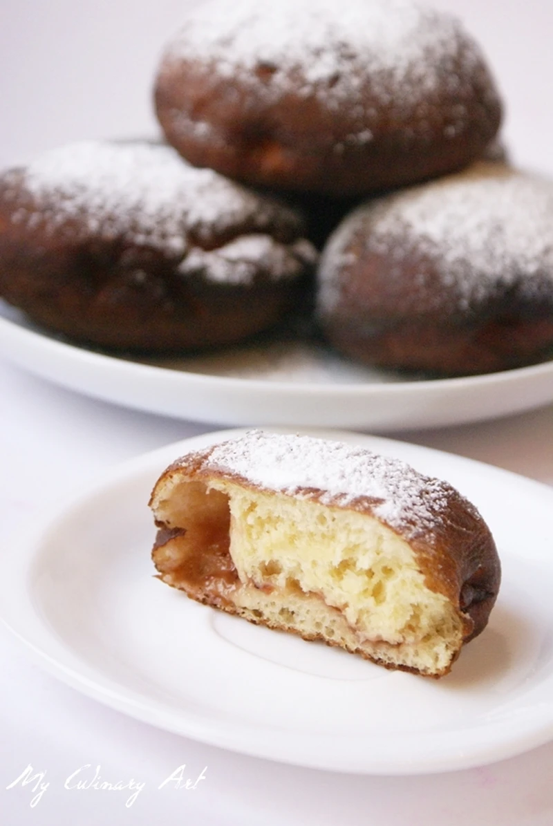 Delikatne pączki z dżemem truskawkowym