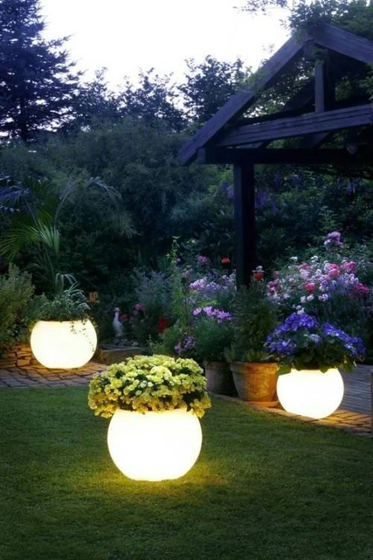 Świecące donice w ogrodzie