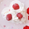 Mini beza pavlova serce z kremem i malinami