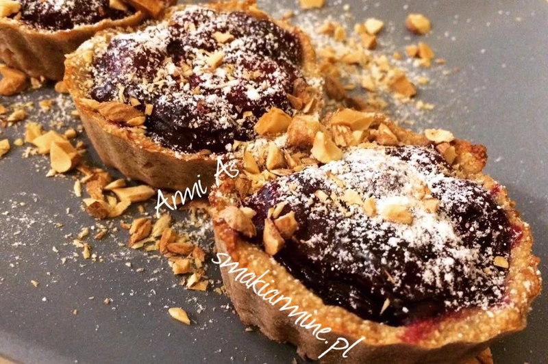 Tarteletki bananowo -owsiane nadziane wiśniami (fit)