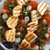 Sałatka na grilla z pomidorami i serem halloumi