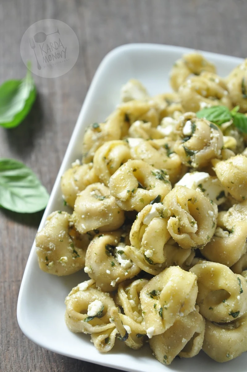 Sałatka z tortellini, pesto i fetą