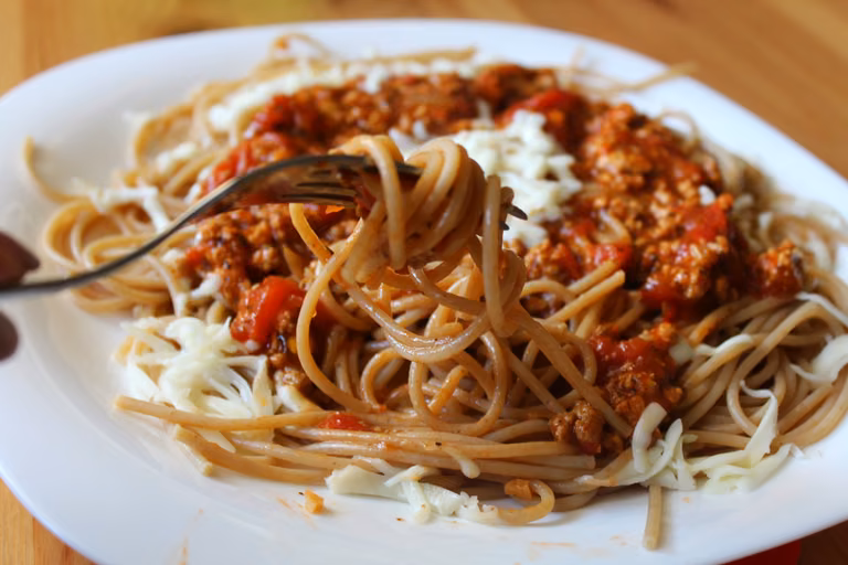 Spaghetti bolognese z pomidorami z puszki