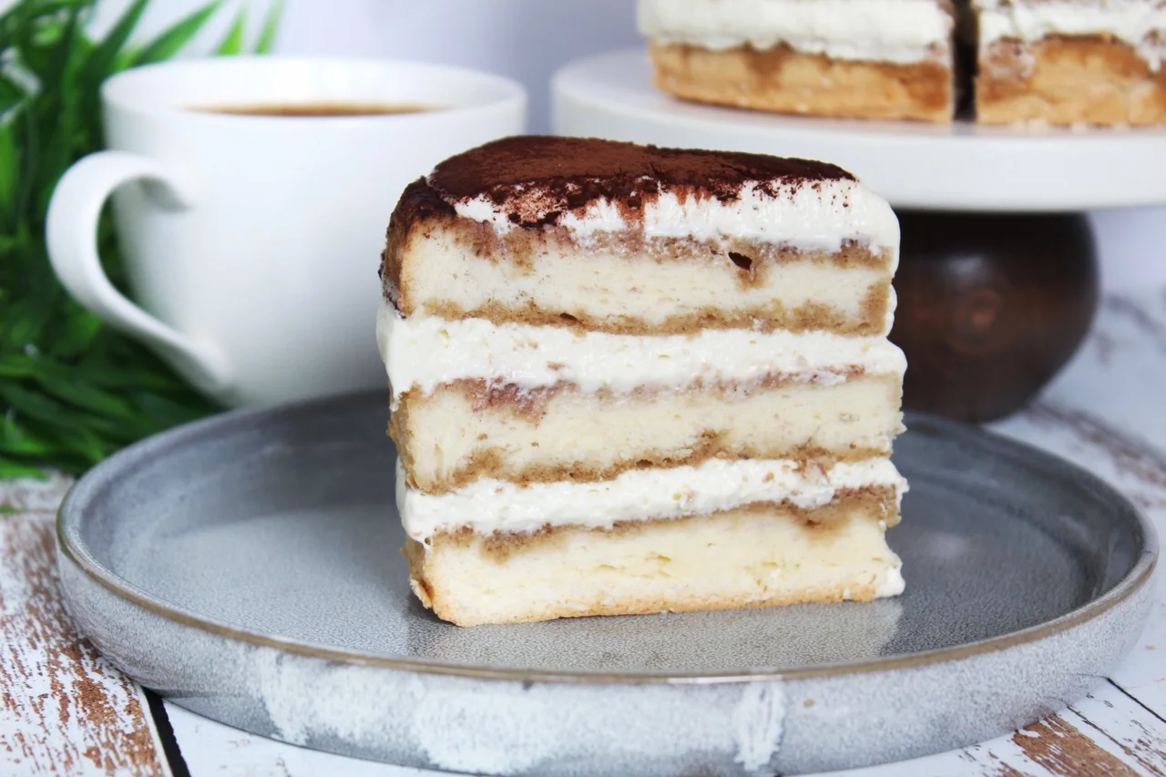 Tort Tiramisu z mascarpone na biszkopcie