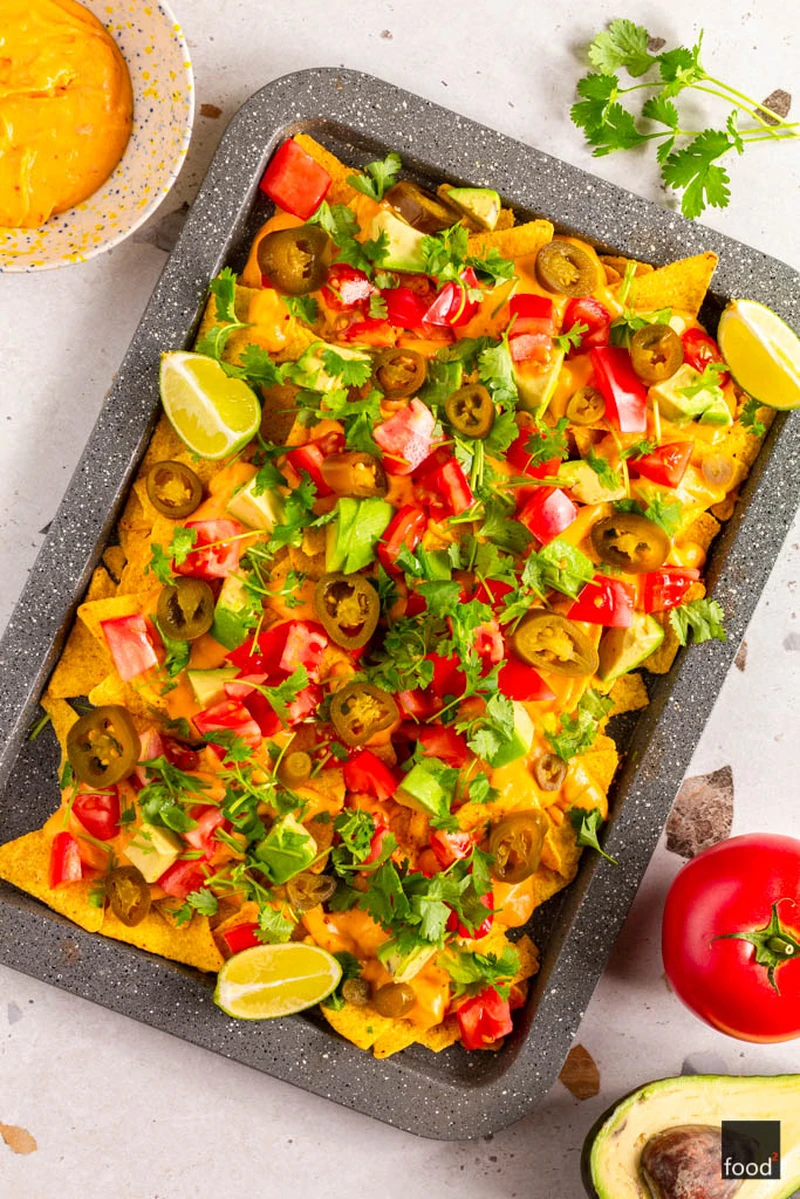 Nachosy z sosem serowym, awokado, pomidorami i jalapeño