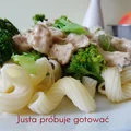Szybki makaron w sosie z brokułami i kurczakiem