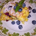 Puszysty omlet z borówkami i płatkami jęczmiennymi