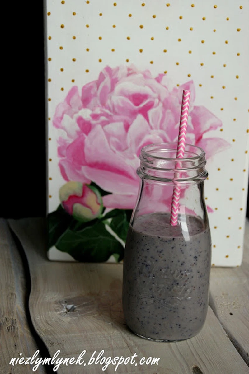 Pyszne Smoothie bananowy z borówkami