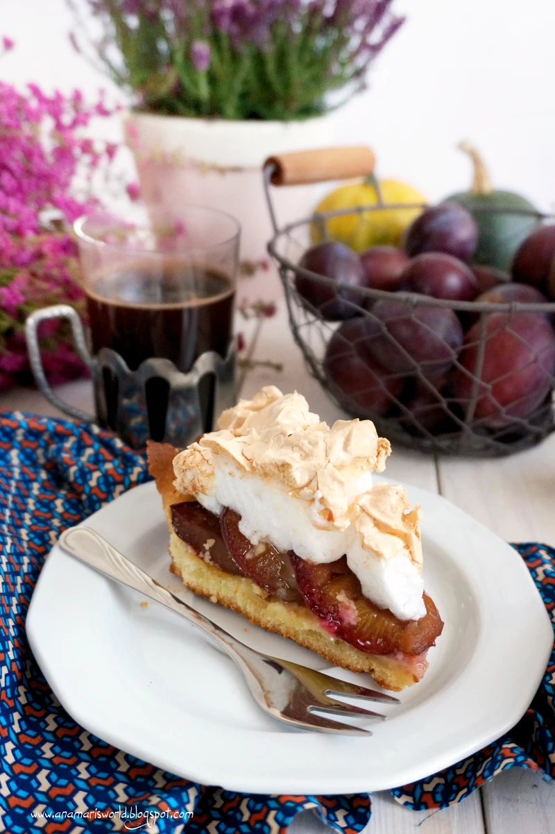 Tarta ze śliwkami i bezą