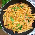 Penne z kurczakiem w sosie śmietanowo-pomidorowym z papryką i bazylią