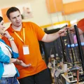 Jak sprzedawcy manipulują klientami? Triki, przez które kupujemy więcej!