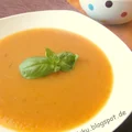 Pikantna zupa dyniowa z grzankami.