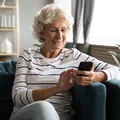 Tinder zaskakuje! Teraz twoja mama wybierze twoją miłość!