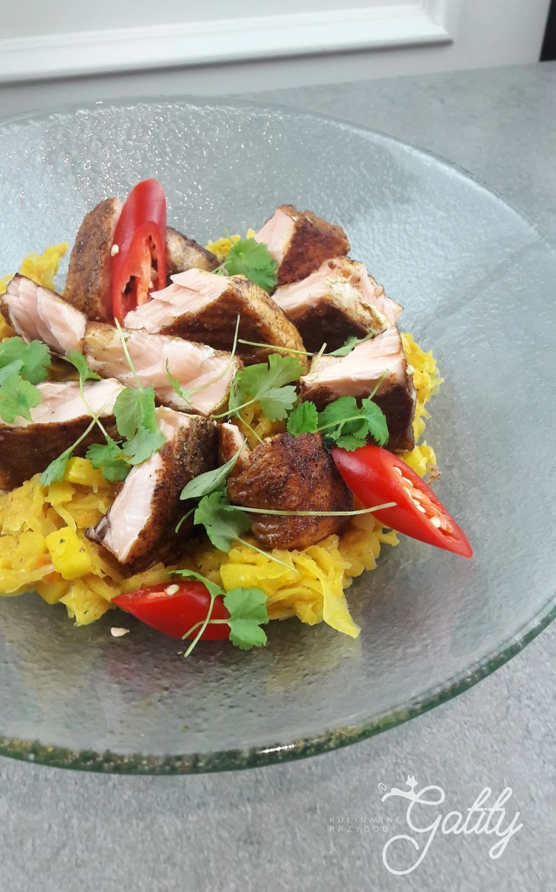 Palony łosoś z kapustą kiszoną curry Karola Okrasy