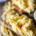 Pasta jajeczna z żółtym serem