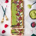 Mazurek z malinami i kremem matcha