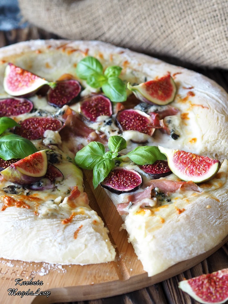 Pizza z beszamelem i figami