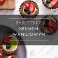 Babeczki z kremem waniliowym i owocami