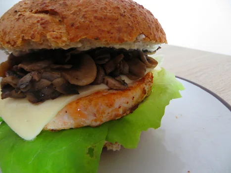 Łososiowy burger z pieczarkami