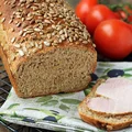Chleb razowy pszenno-żytni z ziarnami