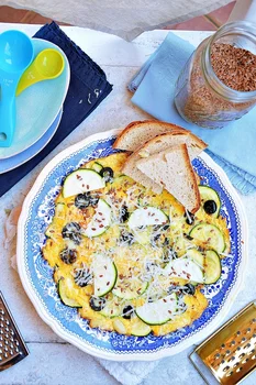 Omlet z cukinią i oliwkami