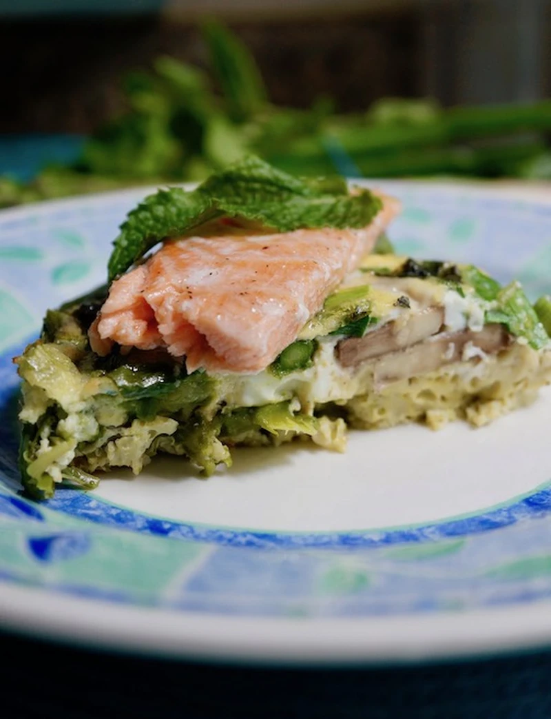 Frittata ze Szparagami, Młodymi Portobello z Łososiem