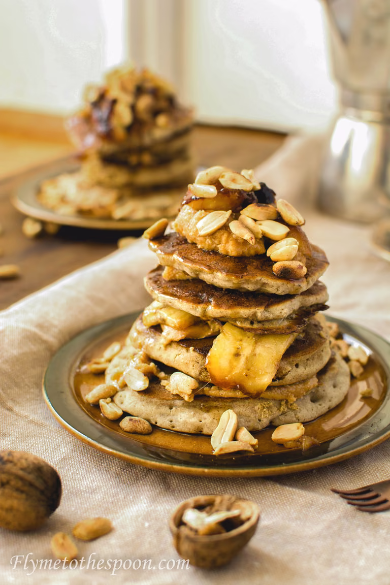 Pancakes z karmelizowanymi bananami i masłem orzechowym (wegańskie, bez glutenu, bez cukru)