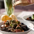 czarny ryż, soczewica i pieczone warzywa z sosem z orzeszków ziemnych