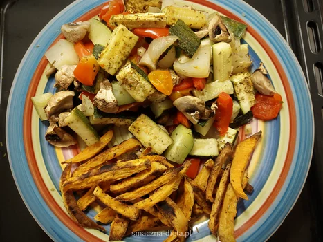 Warzywa pieczone z frytkami z batata i sosem czosnkowym – Smaczna Dieta