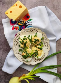 Jajka faszerowane pastą z serem i musztardą