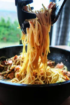 Spaghetti z łososiem wędzonym i z pomidorami suszonymi