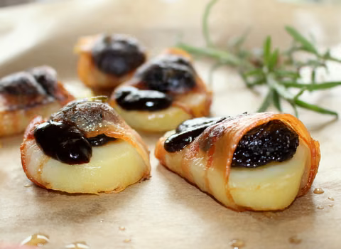 Ziemniaki pieczone z wędzoną śliwką, otulone boczkiem
