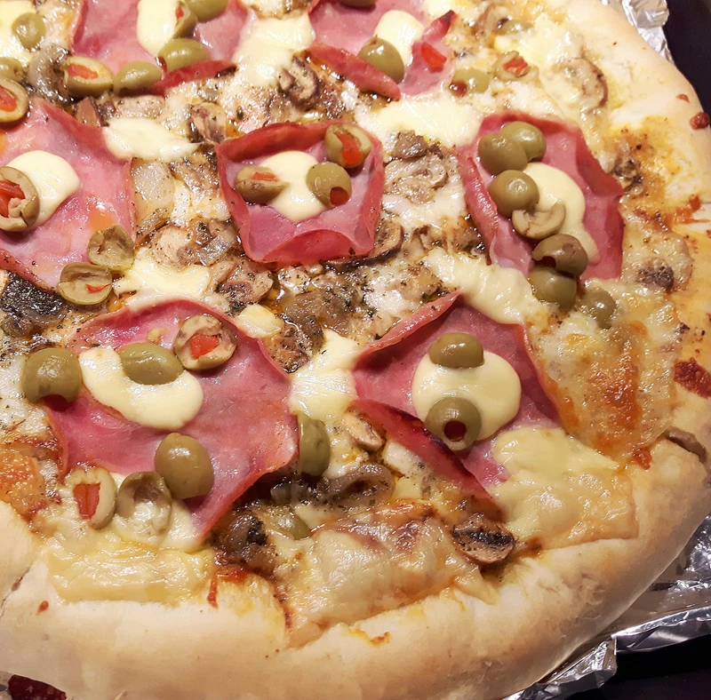 Pizza z szynką  pieczarkami
