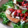 Bruschetta. Grzanki z truskawkami, serem i balsamico