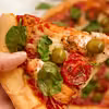 Pizza z łososiem i pomidorami