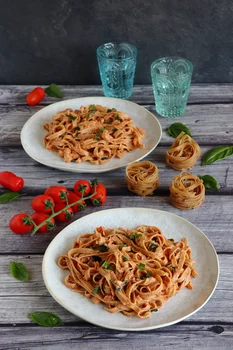 Makaron tagliatelle z kurczakiem, pomidorami, bazylią i pieczonym serem feta