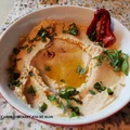 Hummus z suszonymi pomidorkami i bazylią