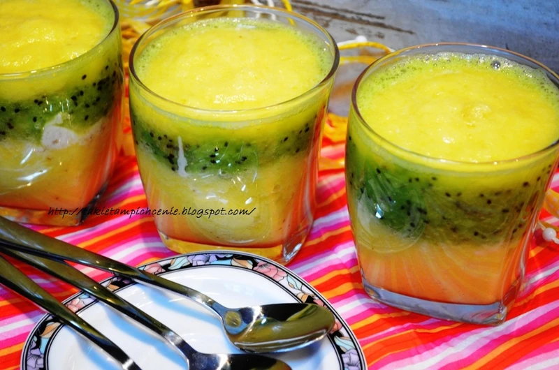 Smoothie -owocowy deser z jogurtem