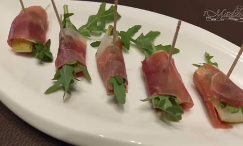 Gruszka z serem pleśniowym zawinięta w szynkę parmeńską