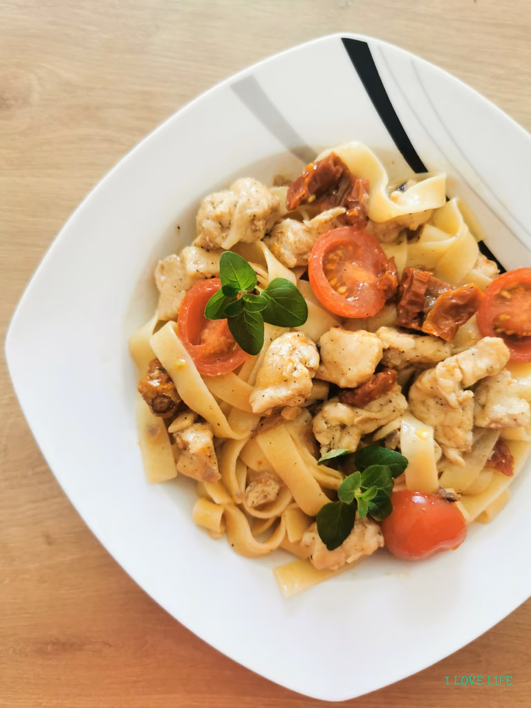 Makaron z tagiatelle z indykiem i pomidorkami