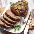 Klops wołowy z oscypkiem i jalapeño, w sosie BBQ