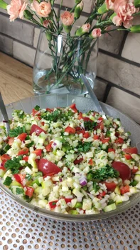 Sałatka z kaszą bulgur i cukinią