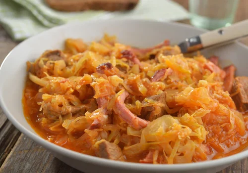 Chcesz zrobić bigos z młodej kapusty? Unikaj tego błędu, inaczej wyjdzie wodnisty i bez smaku