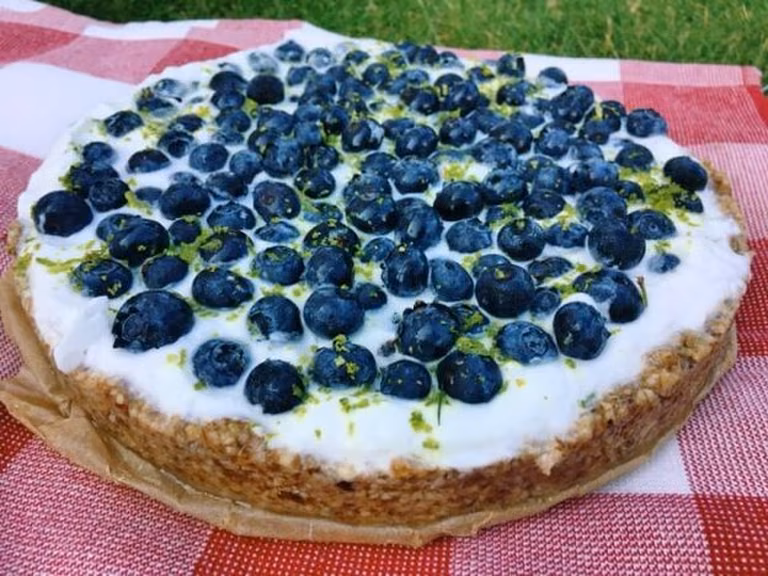 TARTA Z BORÓWKAMI NA SPODZIE Z ORZECHÓW