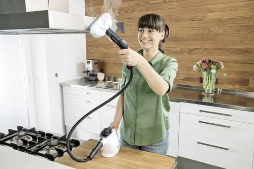 Sposoby na szybkie sprzątanie kuchni z zaschniętych plam