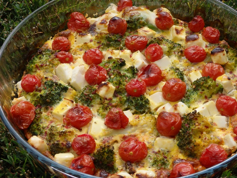 Frittata z brokułem, fetą i pomidorkami