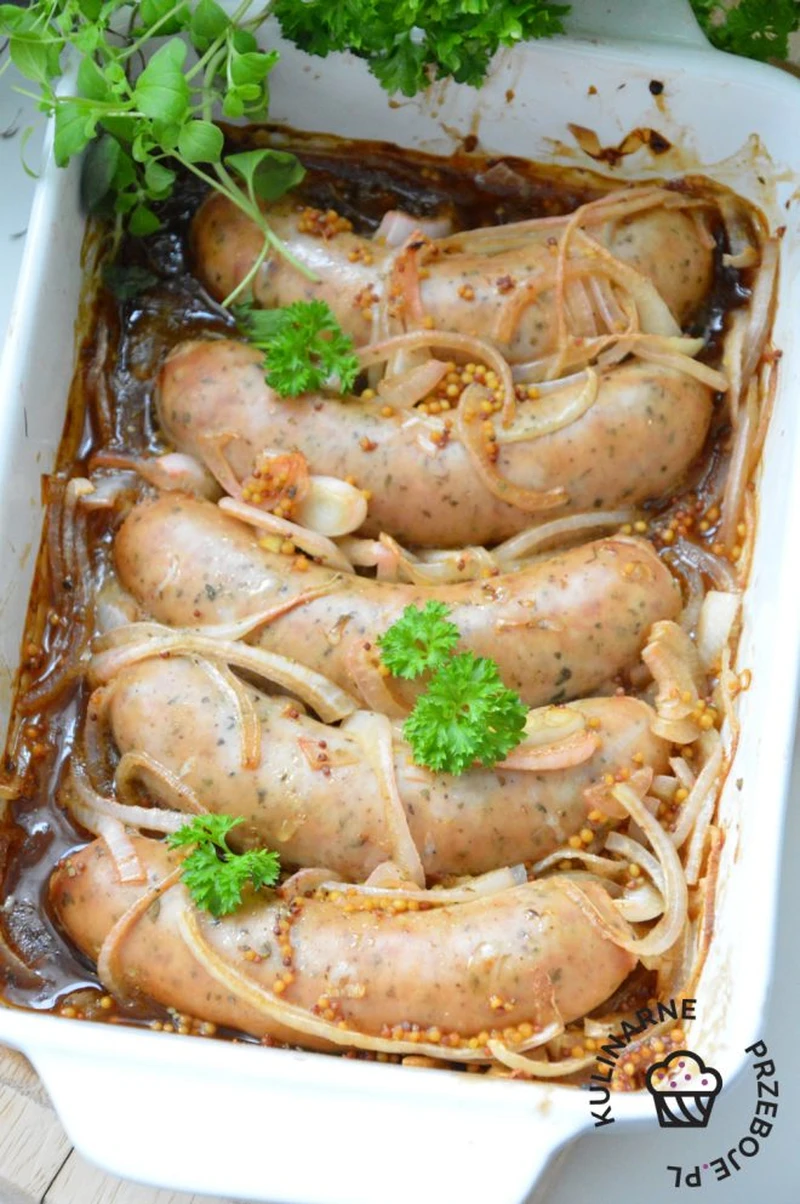 Biała kiełbasa pieczona w piwie, musztardzie i miodzie. Ten przepis rządzi w te święta!