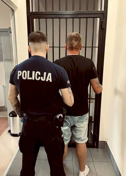 Policjant z Kosakowa zatrzymał poszukiwanego w czasie wolnym od służby