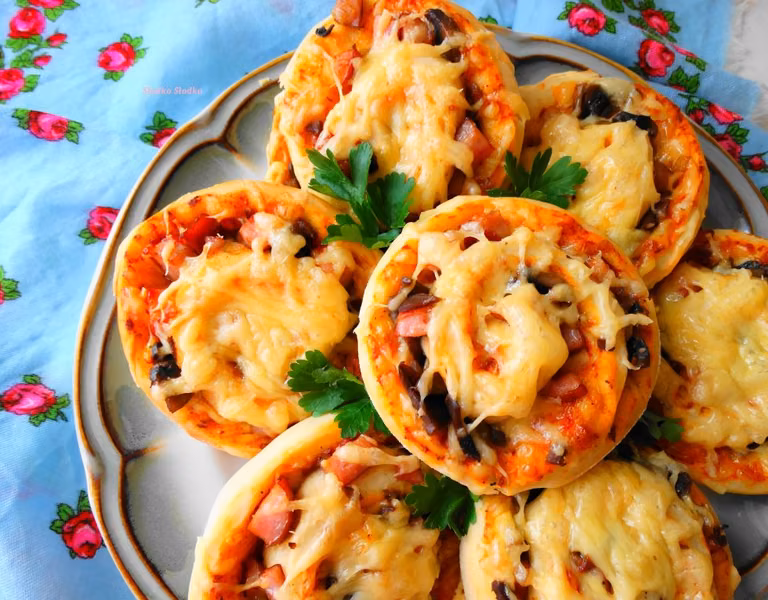 Zakręcone pizzerinki drożdżowe.