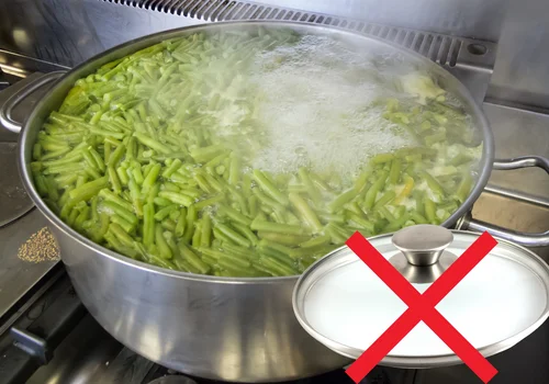 Nie gotuj fasolki szparagowej z pokrywką! Przez to robi się sina i bez smaku!